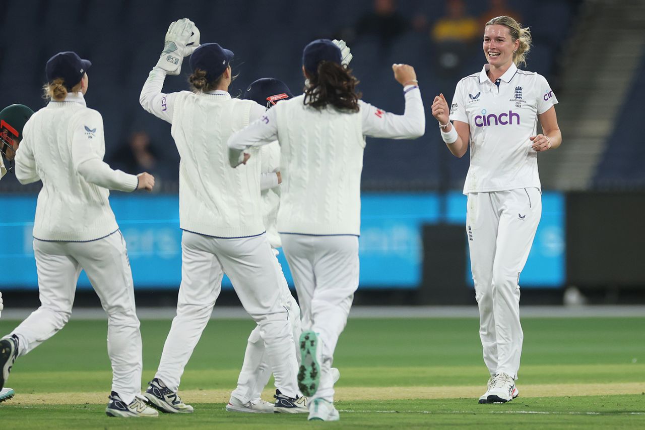 Lauren Bell provided the breakthrough with the ball, Australia vs England, Women's Ashes, only Test, 1st day, Melbourne, January 30, 2025