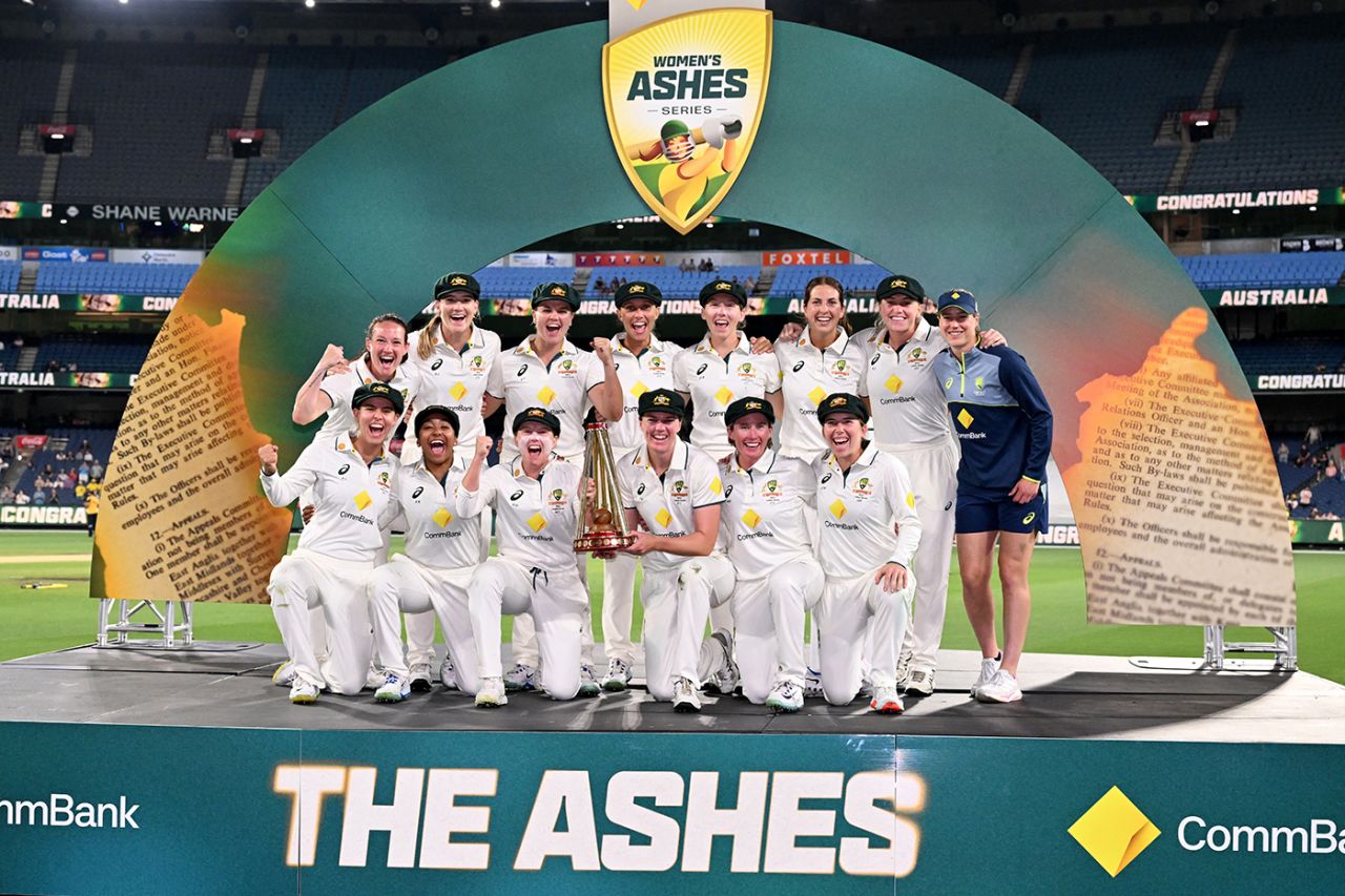 Australia pose with the Women's Ashes trophy, Australia vs England, Women's Ashes, only Test, 3rd day, Melbourne, February 1, 2025