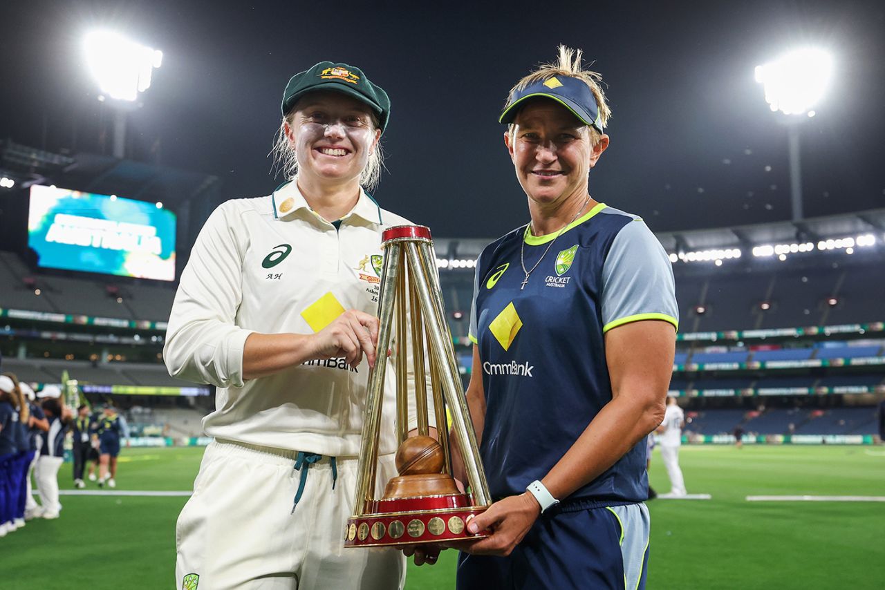 Alyssa Healy and Shelley Nitschke with the Ashes trophy, Australia vs England, Women's Ashes, only Test, 3rd day, Melbourne, February 1, 2025