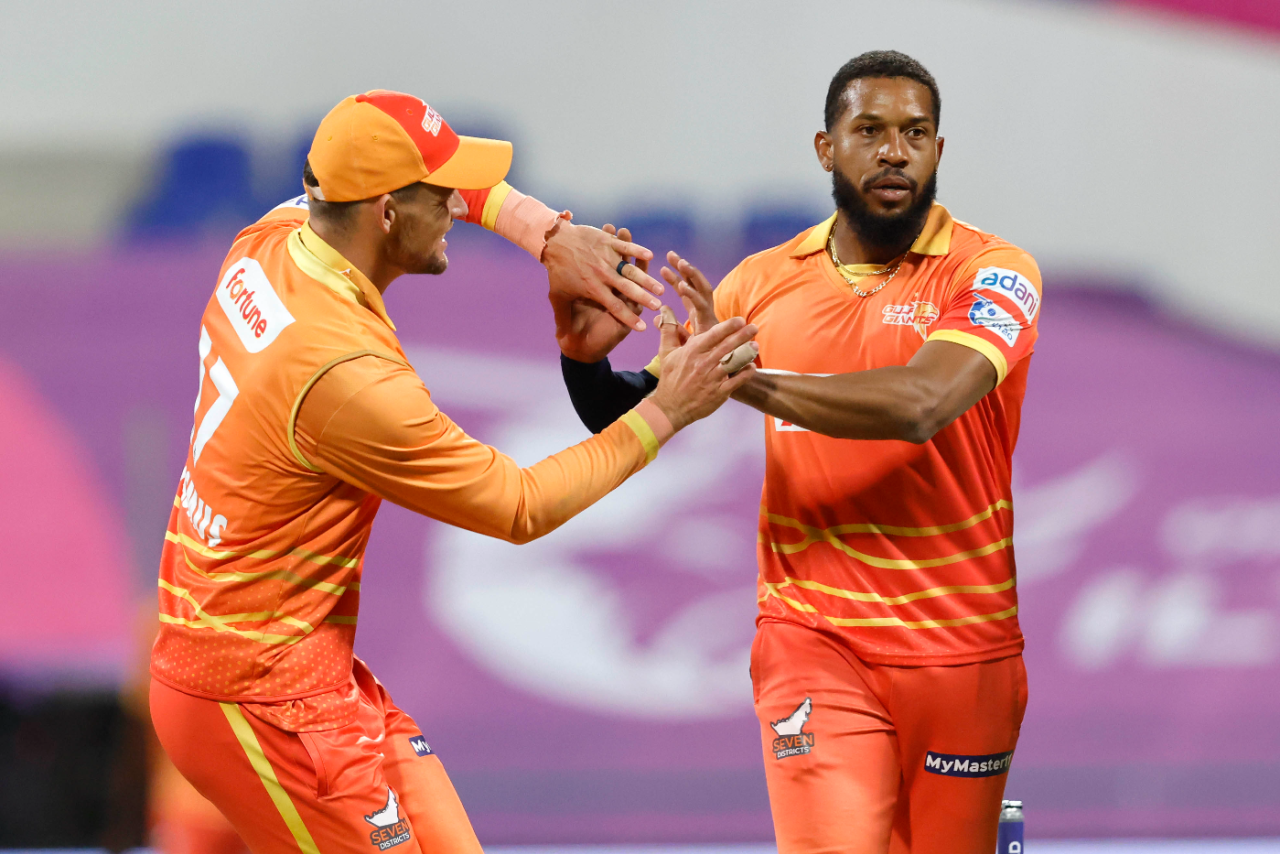 Chris Jordan did some damage in his four overs, taking 2 for 20, Abu Dhabi Knight Riders vs Gulf Giants, ILT20, Abu Dhabi, February 1, 2025