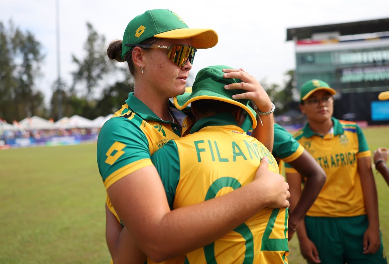 Kayla Reyneke tries to console her team-mate Jae-Leigh Filander, India vs South Africa, Under-19 Women's T20 World Cup final, Kuala Lumpur, February 2, 2025