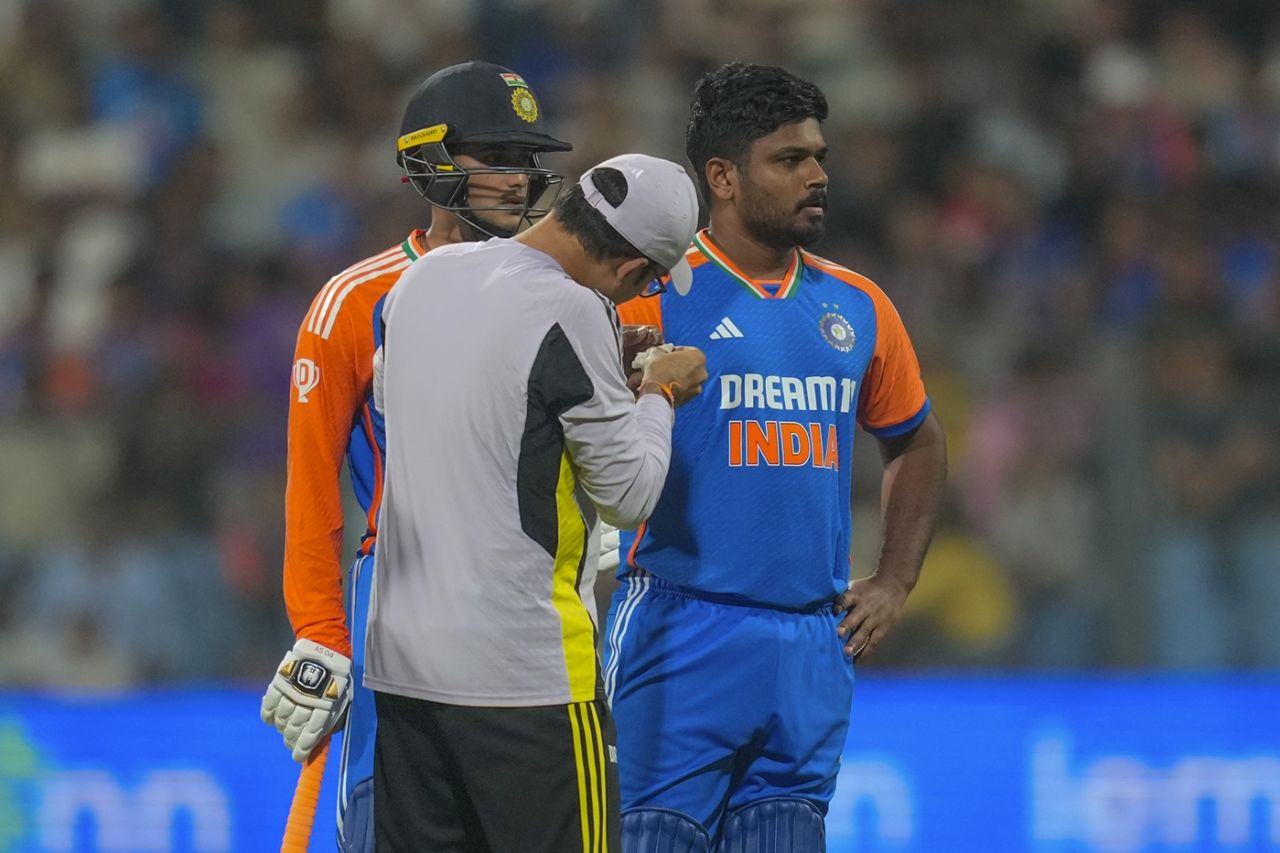 Sanju Samson needed some attention on his finger after being struck by Jofra Archer, India vs England, 5th T20I, Wankhede Stadium, Mumbai, February 2, 2025