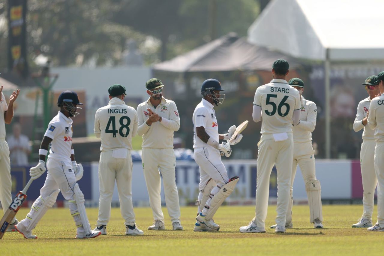 Australia's players form a guard of honour for Dimuth Karunaratne is his final Test, Sri Lanka vs Australia, 2nd Test, Galle, 1st day, February 6, 2025