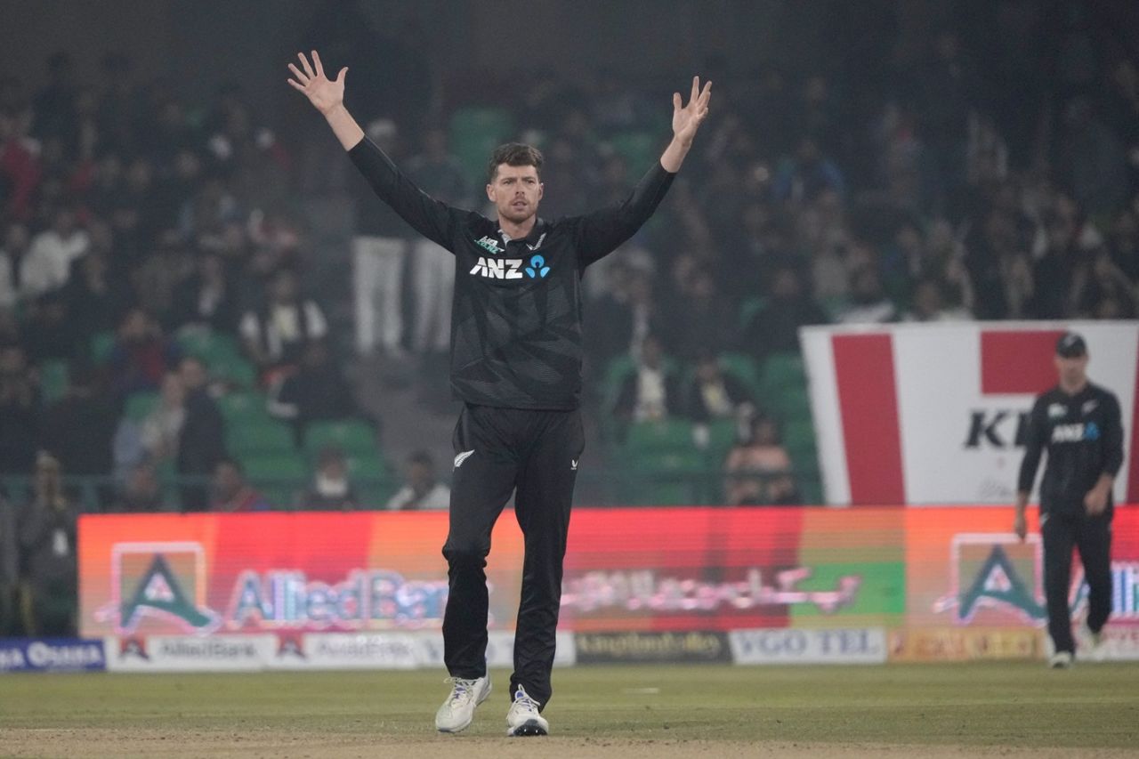 Mitchell Santner struck two quick blows, Pakistan vs New Zealand, Lahore, Pakistan tri-series, February 8, 2025