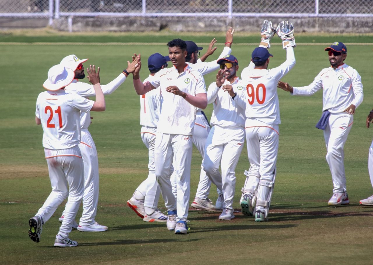 Nachiket Bhute celebrates N Jagadeesan's wicket with his team-mates, Vidarbha vs Tamil Nadu, 2nd quarter-final, Nagpur, 2nd day, Ranji Trophy 2024-25, February 9, 2025