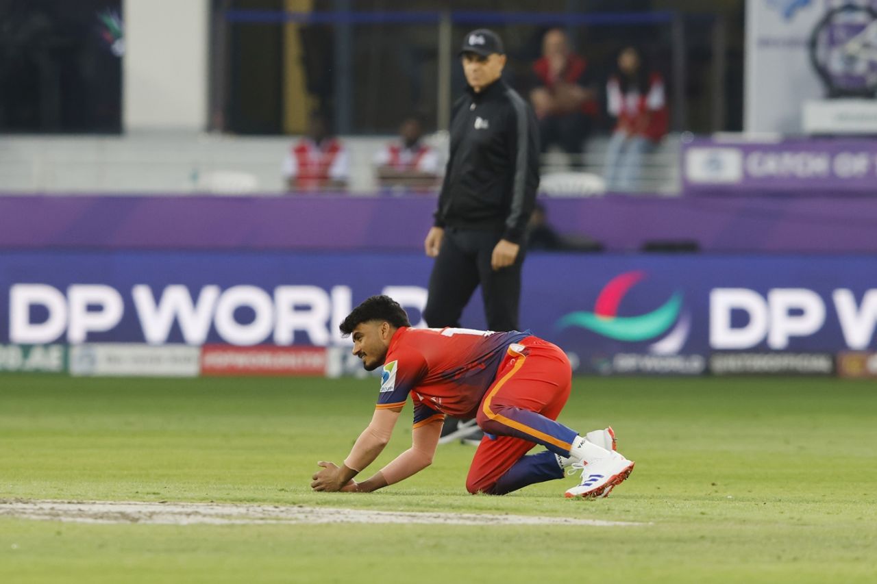 Haider Ali took a good catch diving forward, Dubai Capitals vs Desert Vipers, final, ILT20, Dubai, February 9, 2025