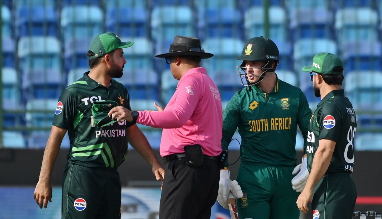The umpire tries to calm Khushdil Shah and Matthew Breetzke down, Pakistan vs South Africa, ODI tri-series, Karachi, February 12, 2025