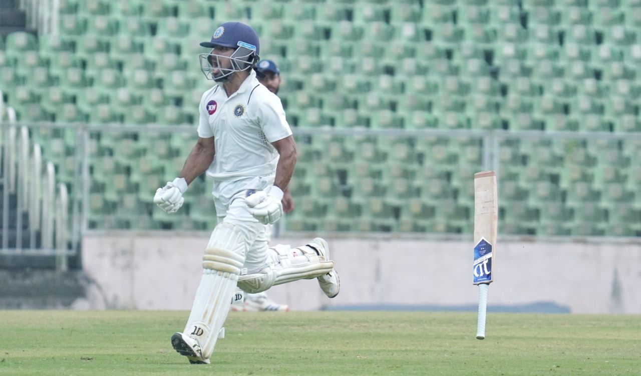 Salman Nizar celebrates after Kerala qualify for the Ranji semi-final, Kerala vs J&K, Ranji Trophy 2024-25, Quarter-finals, Day 5, Pune, February 12, 2025 | sportzpoint.com