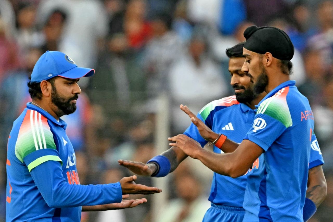 Rohit Sharma and Hardik Pandya congratulate Arshdeep Singh after he ended a dangerous cameo from Ben Duckett, India vs England, 3rd ODI, Ahmedabad, February 12, 2025