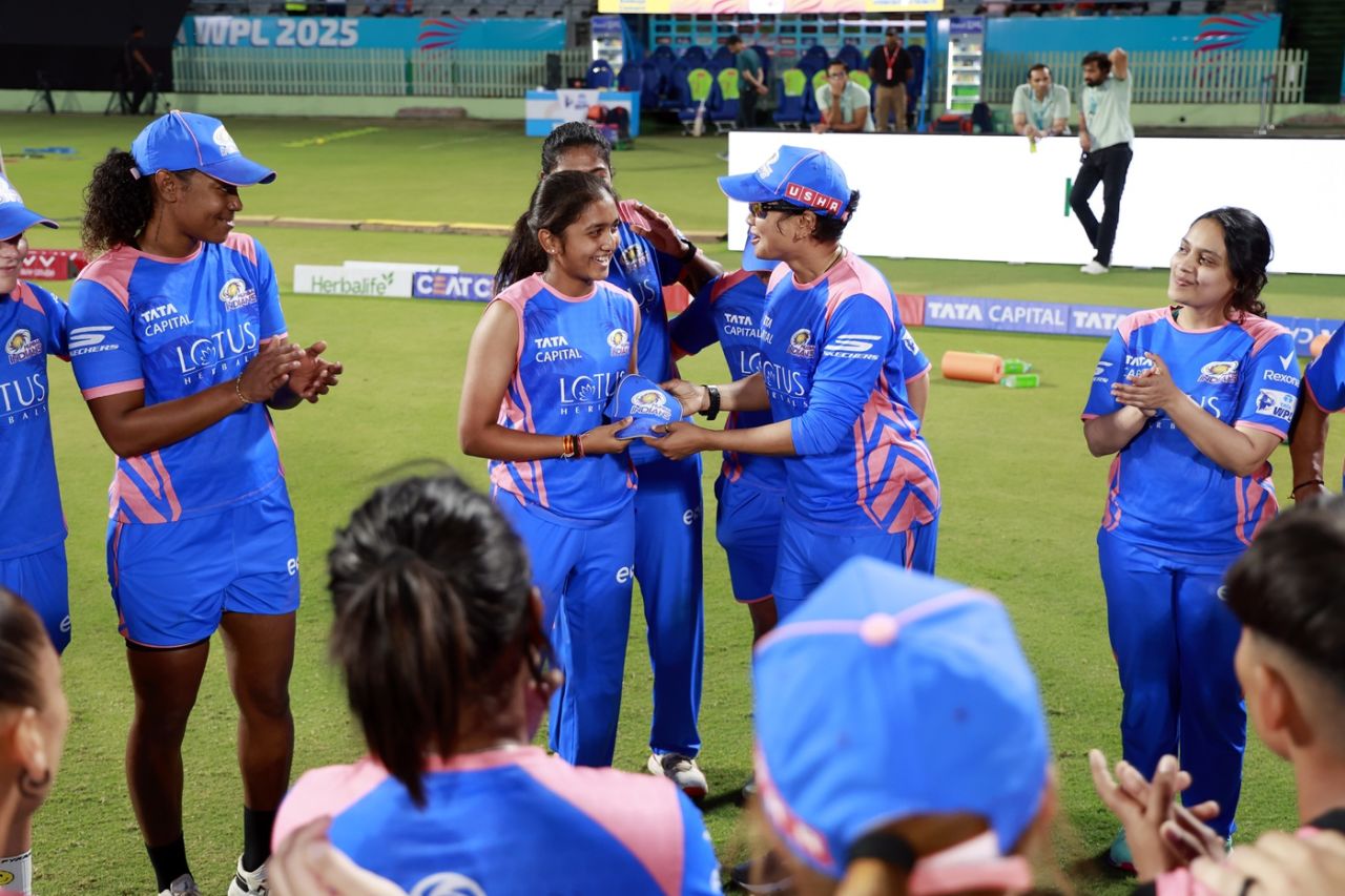 Parunika Sisodia receives her MI cap from Devika Palshikar, Gujarat Giants vs Mumbai Indians, WPL 2025, February 18, 2025