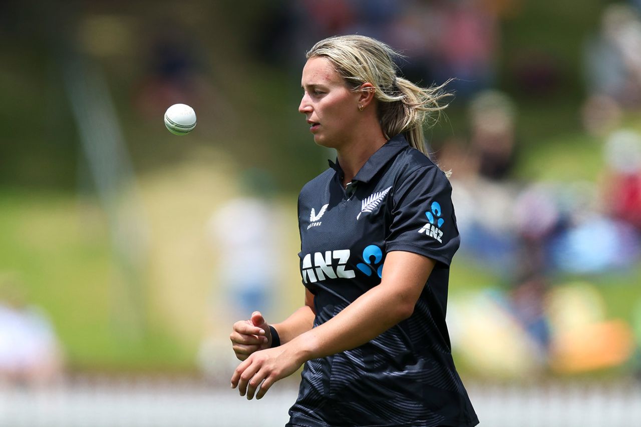 Molly Penfold prepares to bowl, New Zealand vs Australia, 3rd ODI, Wellington, December 23, 2025