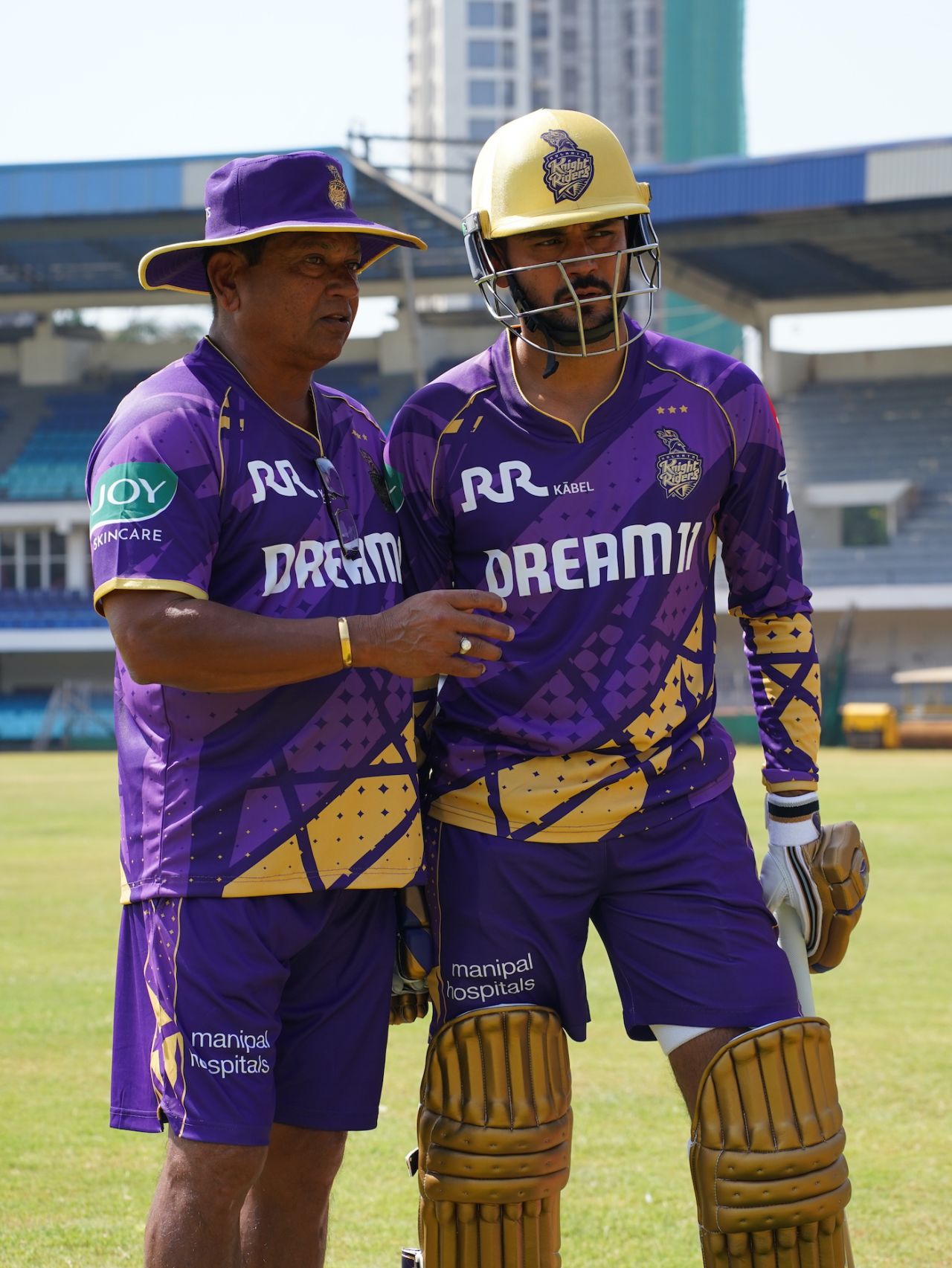 KKR coach Chandrakant Pandit speaks to Manish Pandey, Mumbai, 22 February, 2025