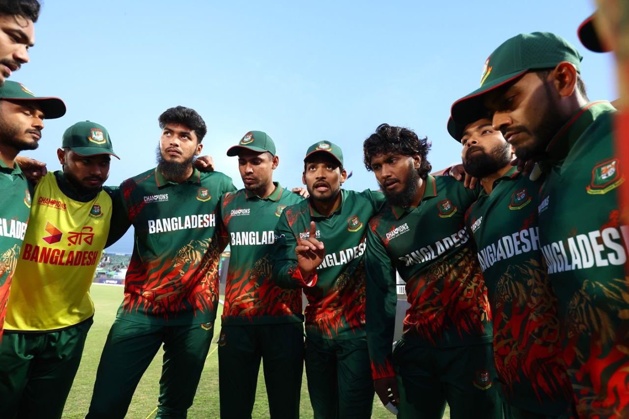 Bangladesh players are in a huddle ahead of the chase, Bangladesh vs New Zealand, Champions Trophy, Rawalpindi, February 24, 2025
