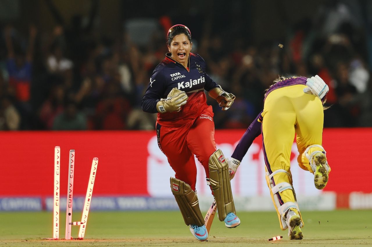 Richa Ghosh ran Sophie Ecclestone out for WPL's first Super Over, Royal Challengers Bengaluru vs UP Warriorz, WPL 2025, Bengaluru, February 24, 2025