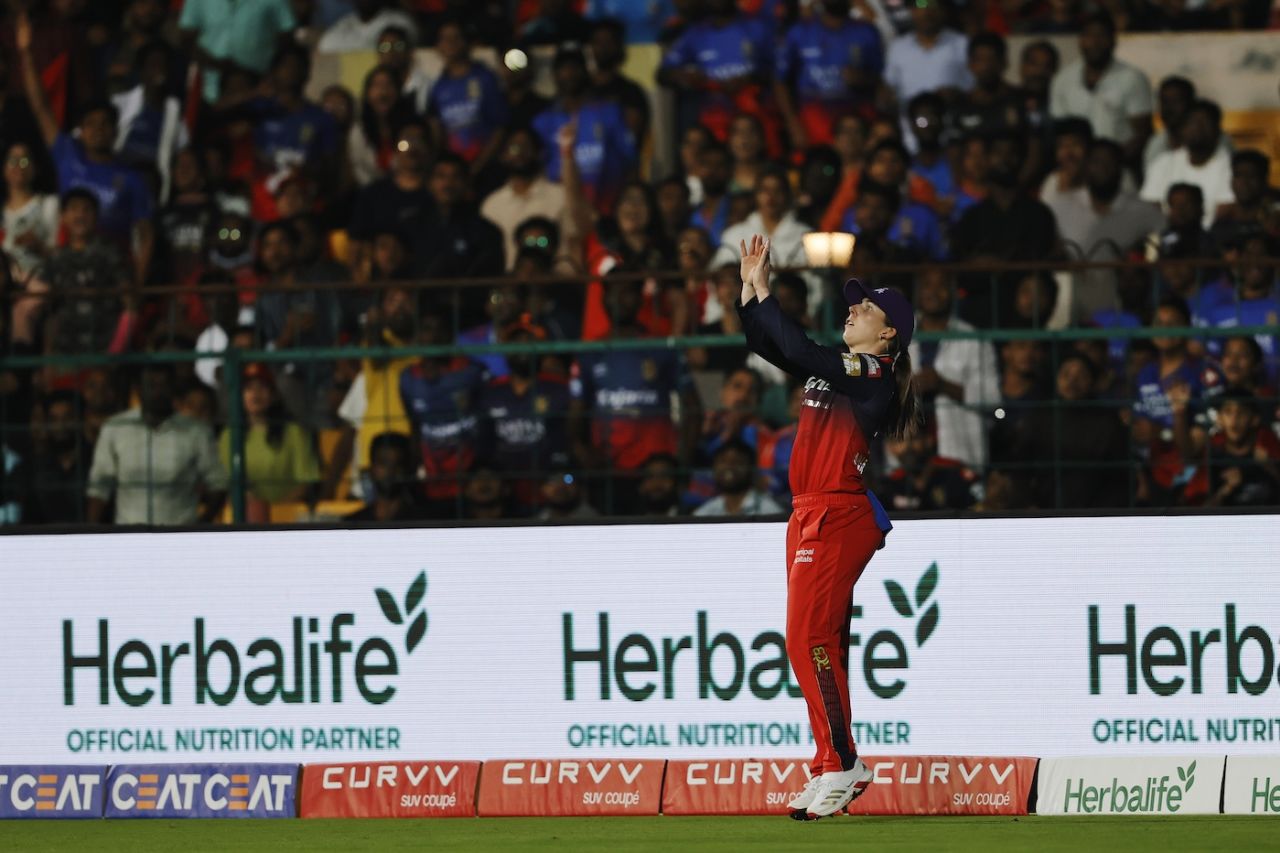 Georgia Wareham took a catch safely in the deep, Royal Challengers Bengaluru vs UP Warriorz, WPL 2025, Bengaluru, February 24, 2025