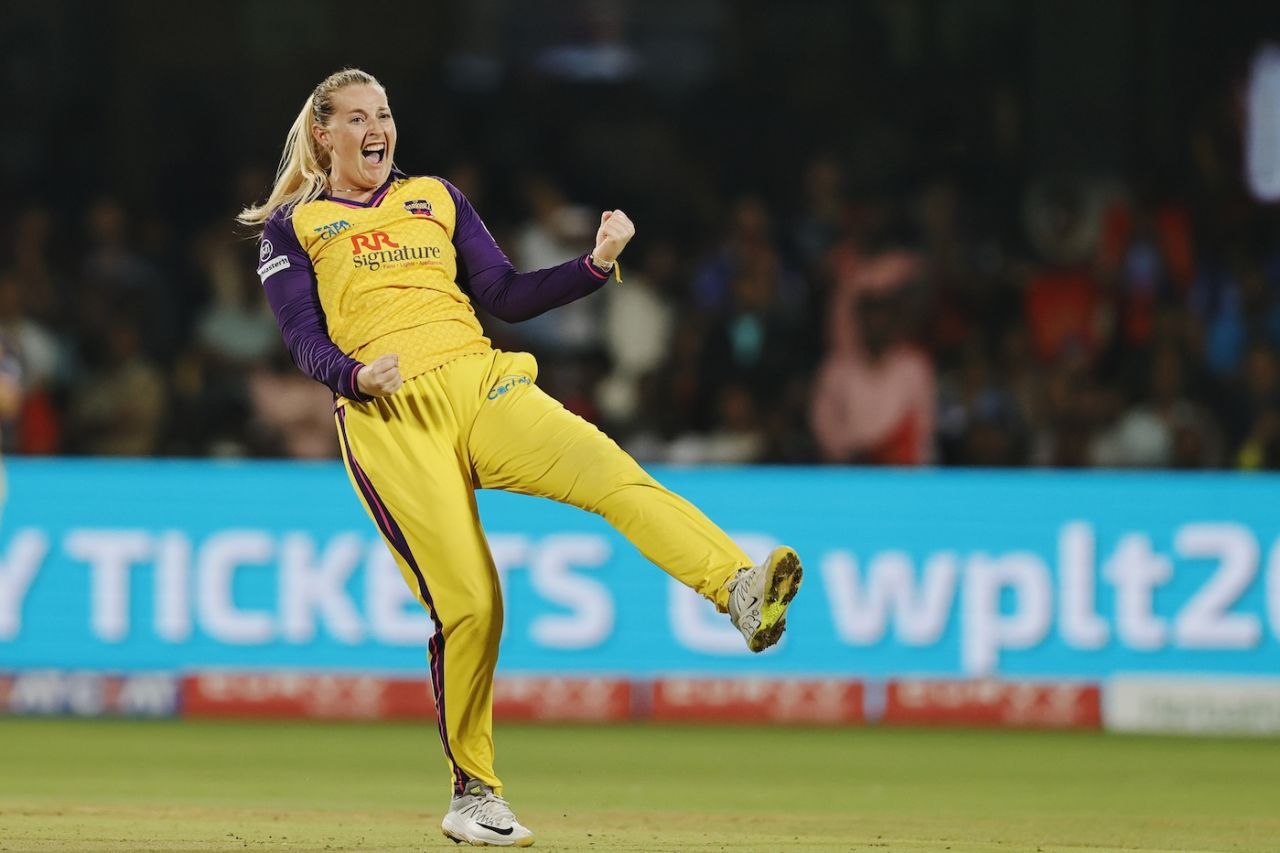 Sophie Ecclestone played a pivotal role in the end, Royal Challengers Bengaluru vs UP Warriorz, WPL 2025, Bengaluru, February 24, 2025