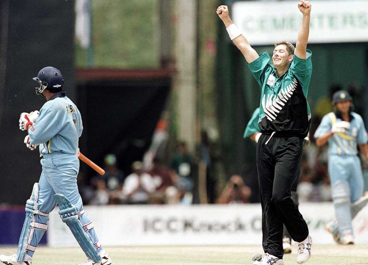 Geoff Allott sees off Robin SIngh, ICC KnockOut, 2000/01, Final, India v New Zealand, Gymkhana Club Ground, Nairobi, 15 October 2000.