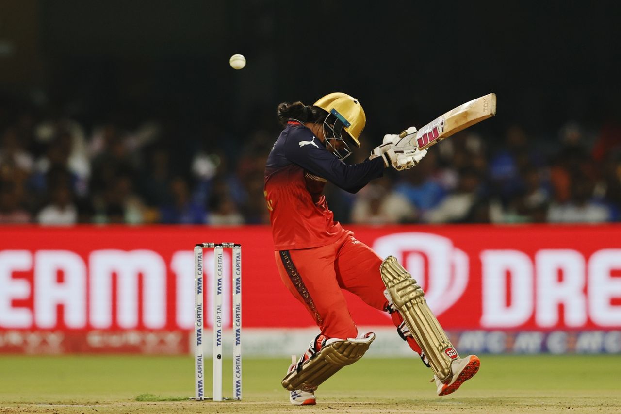 Raghvi Bist is discomfited by a bouncer, Royal Challengers Bengaluru vs Gujarat Giants, WPL 2025, Bengaluru, February 27, 2025