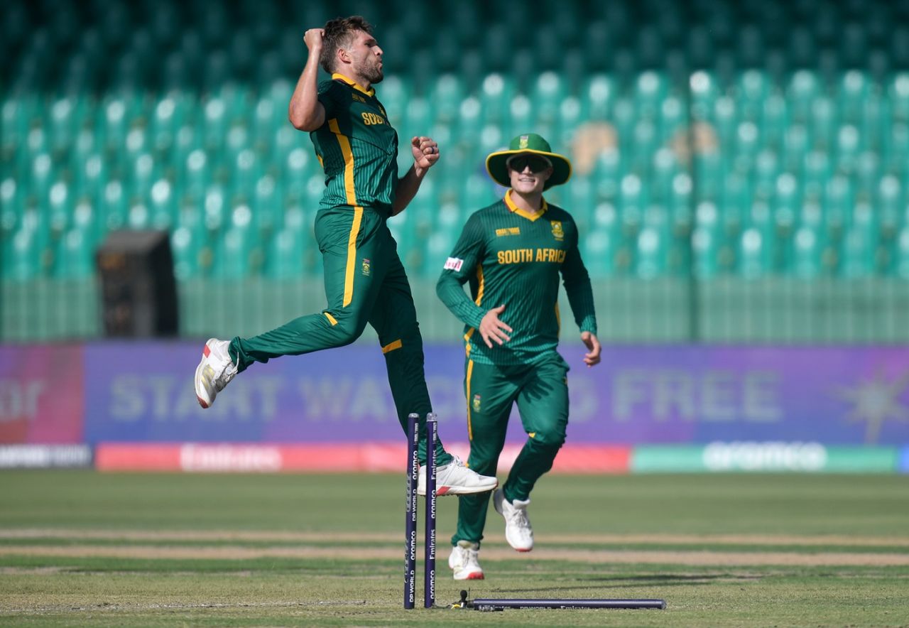 Wiaan Mulder made a mess of Joe Root's stumps aided by the inside edge, South Africa vs England, Group B, ICC Men's Champions Trophy, Karachi, March 1, 2025