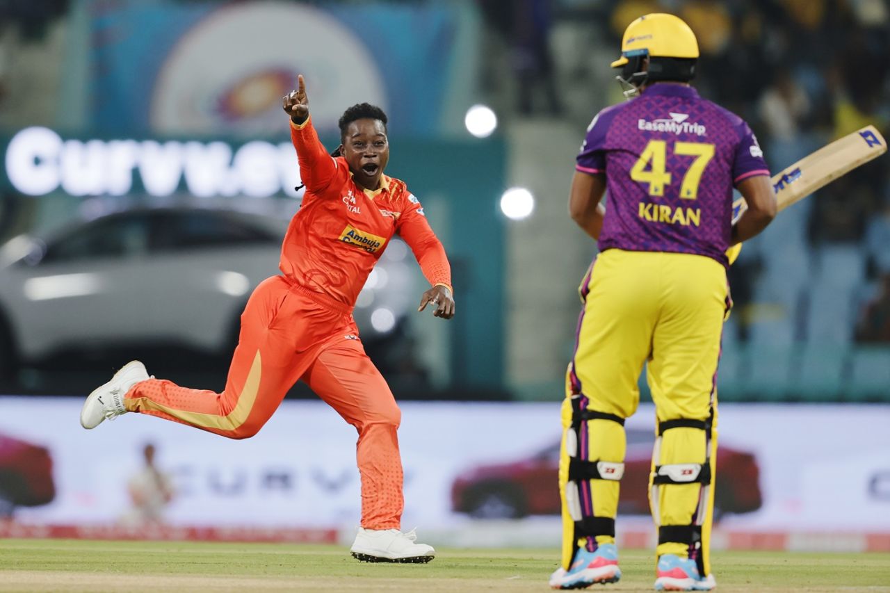 Deandra Dottin shows Kiran Navgire where to go after dismissing her, UP Warriorz vs Gujarat Giants, WPL, Lucknow, March 3, 2025 | sportzpoint.com