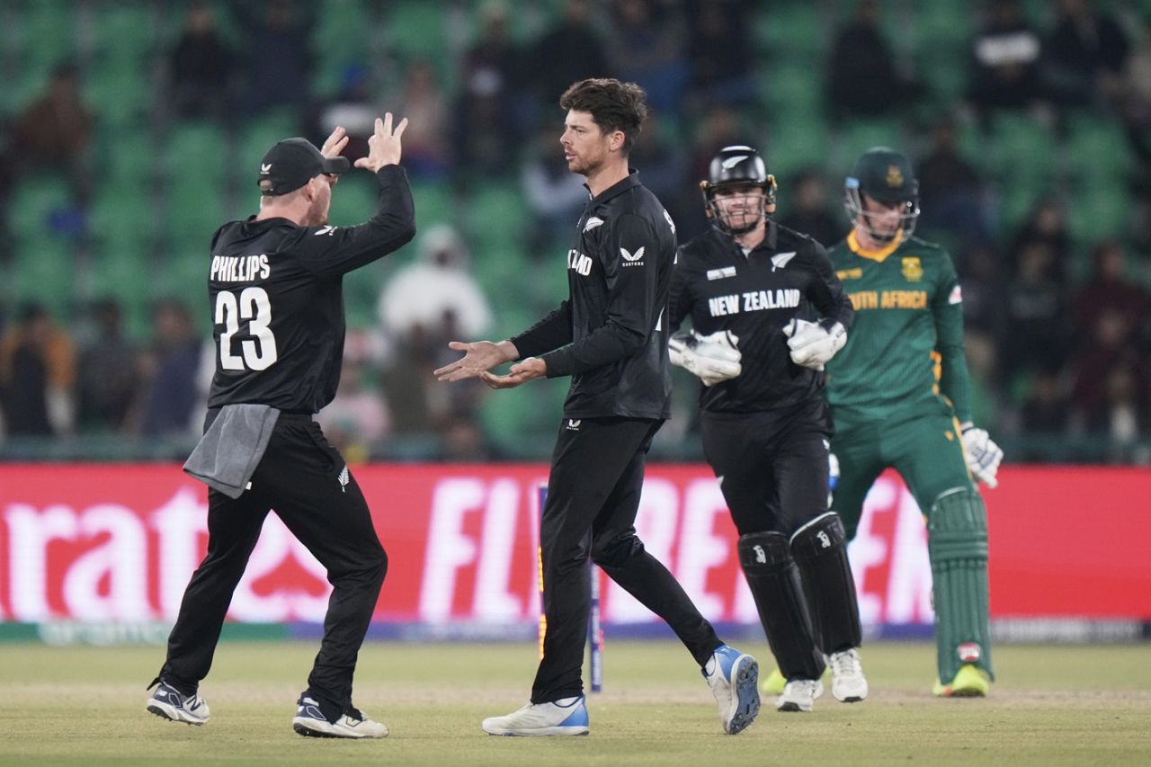 Mitchell Santner bowled Rassie van der Dussen with a beauty, New Zealand vs South Africa, Champions Trophy semi-final, Lahore, March 5, 2025