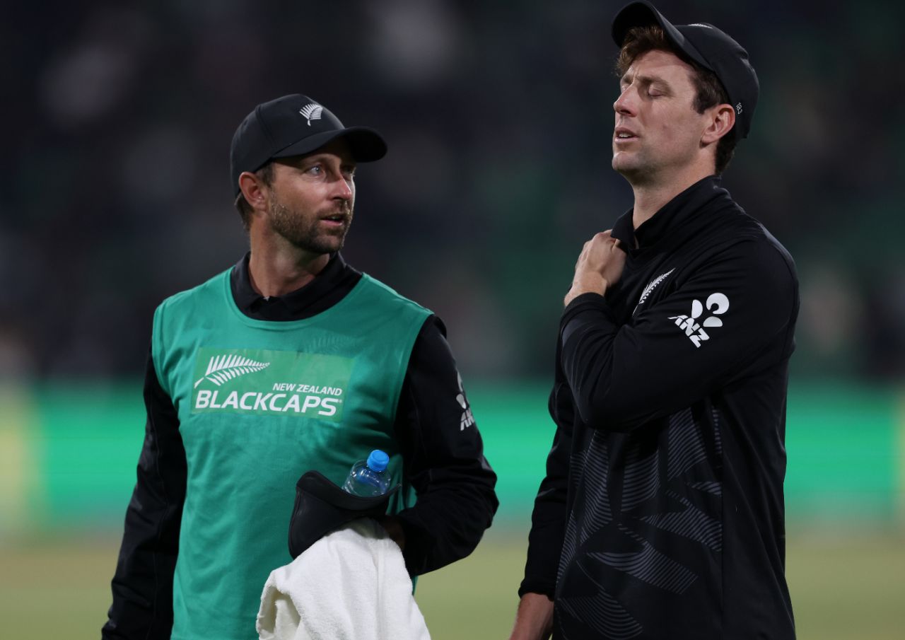 Matt Henry went off to have his shoulder checked, New Zealand vs South Africa, Champions Trophy semi-final, Lahore, March 5, 2025
