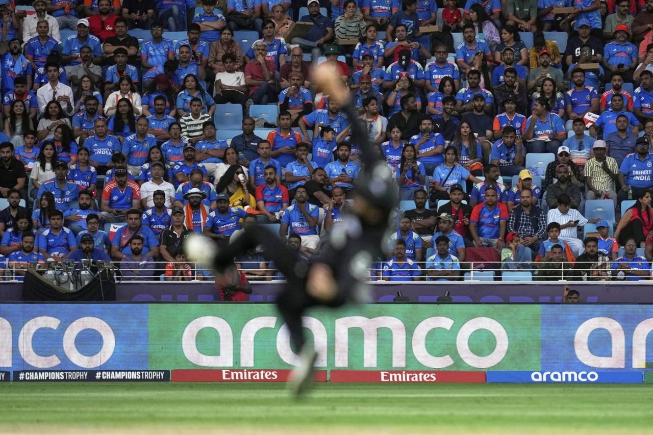 Glenn Phillips takes flight, India vs New Zealand, Champions Trophy final, Dubai, March 9, 2025