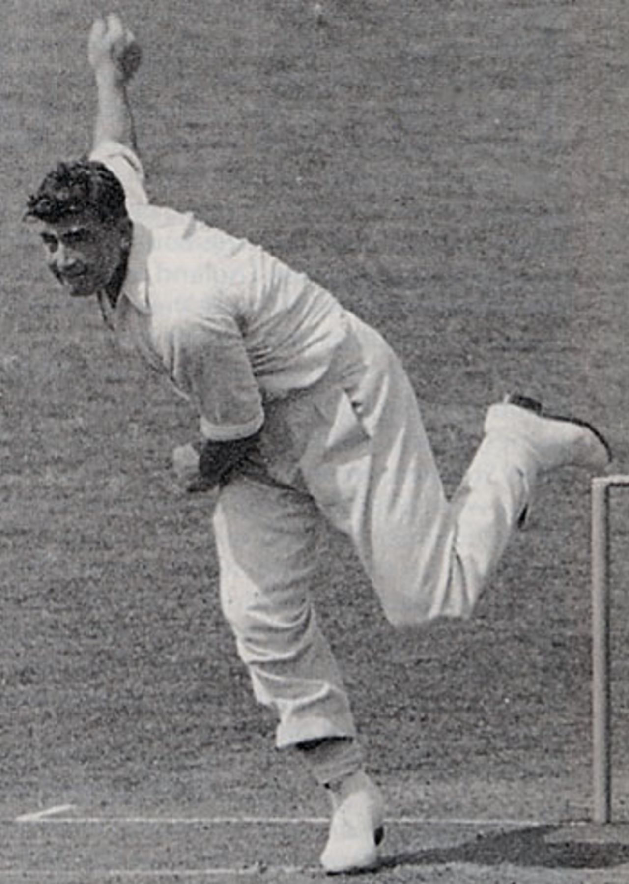 Bill Voce bowling for Nottinghamshire in 1934