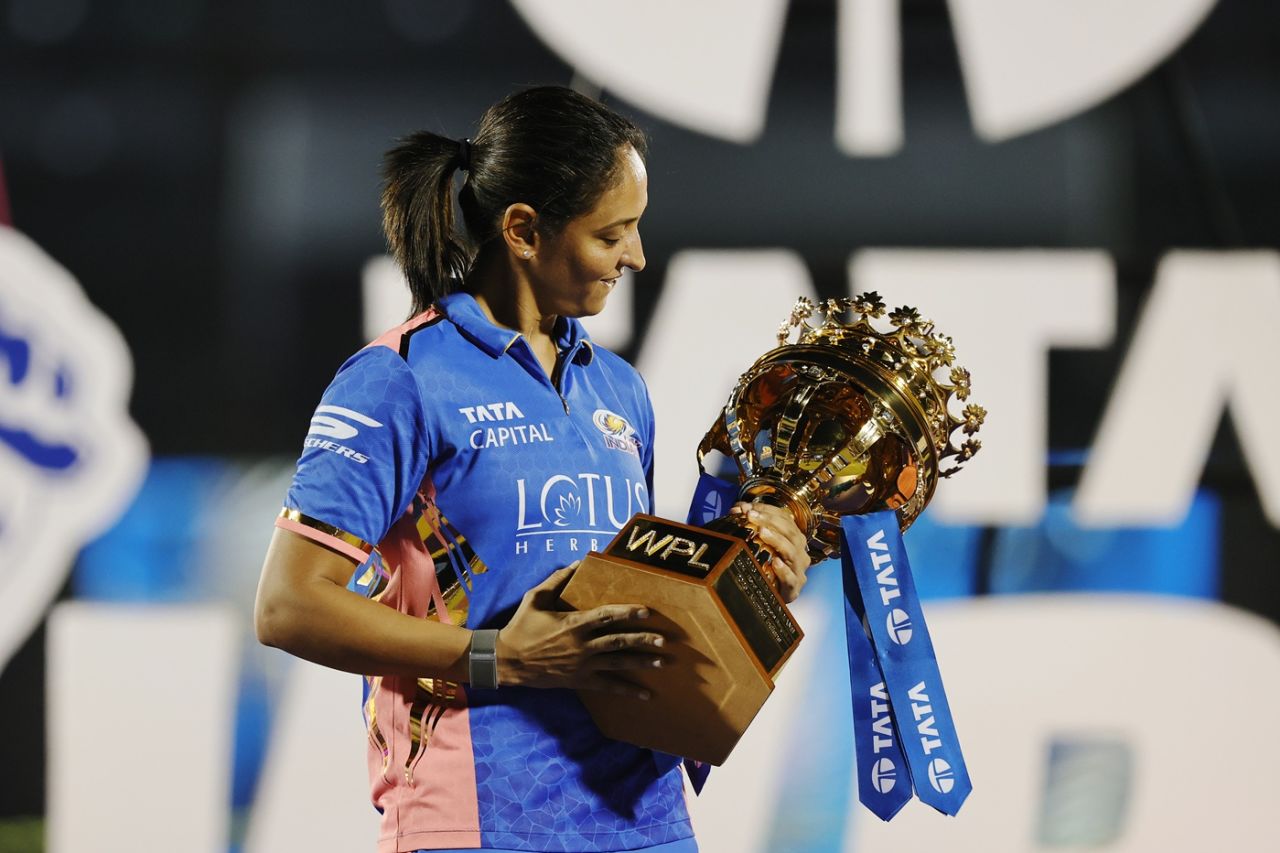 Harmanpreet Kaur likes the look of that trophy, Mumbai Indians vs Delhi Capitals, WPL 2025, final, Mumbai, March 15, 2025