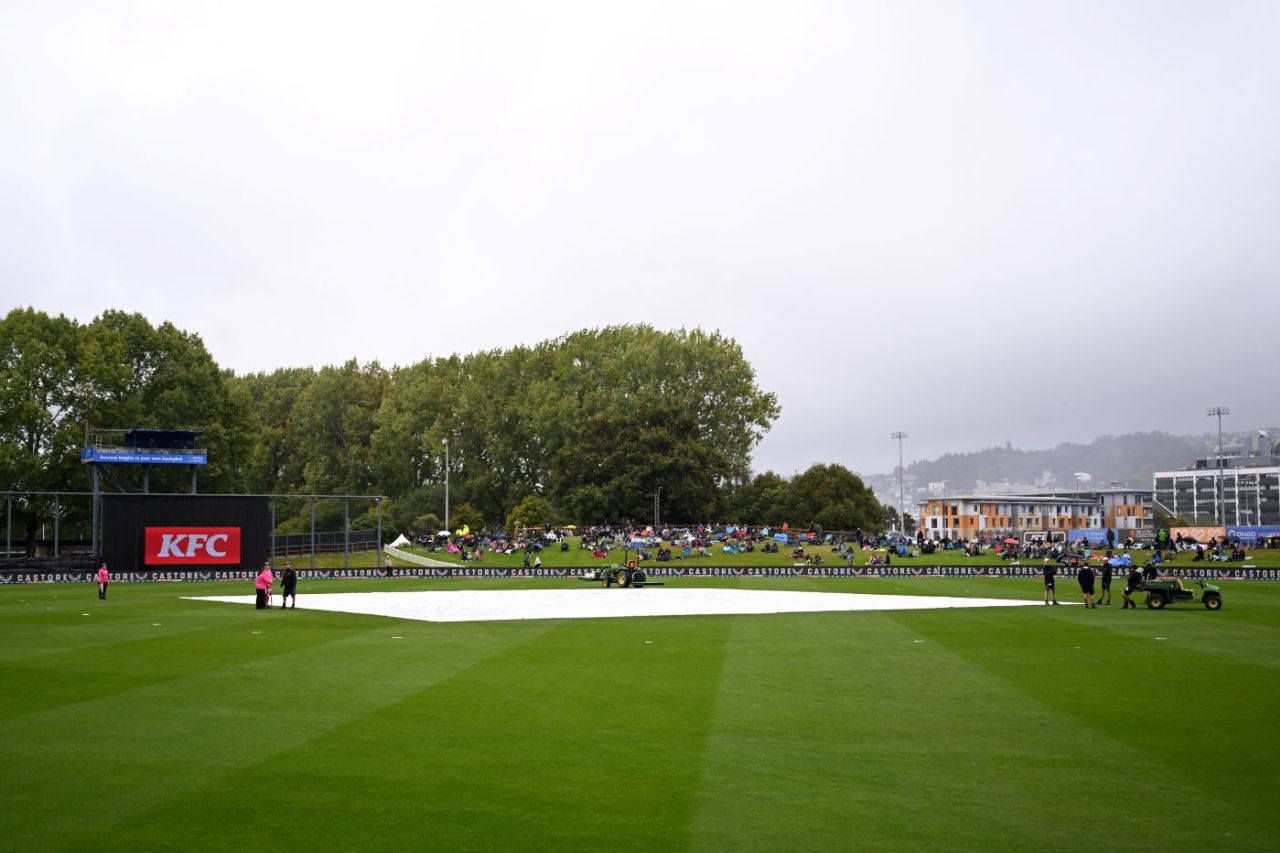 A rainy finish to the womens's game in Dunedin spilled over into the men's game briefly, New Zealand vs Sri Lanka, 3rd women's T20I, Dunedin, March 18, 2025