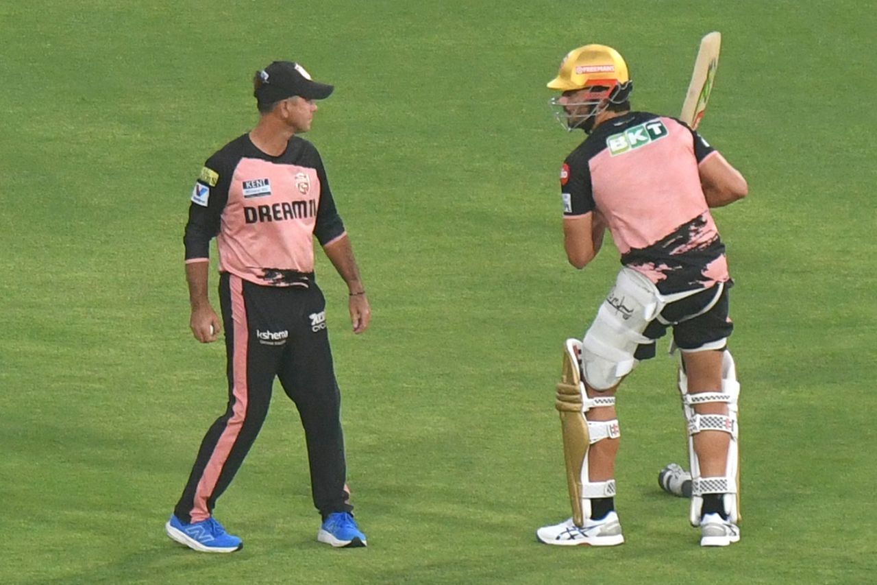 Ricky Ponting has a chat with Marcus Stoinis, IPL 2025, Chandigarh, March 18, 2025