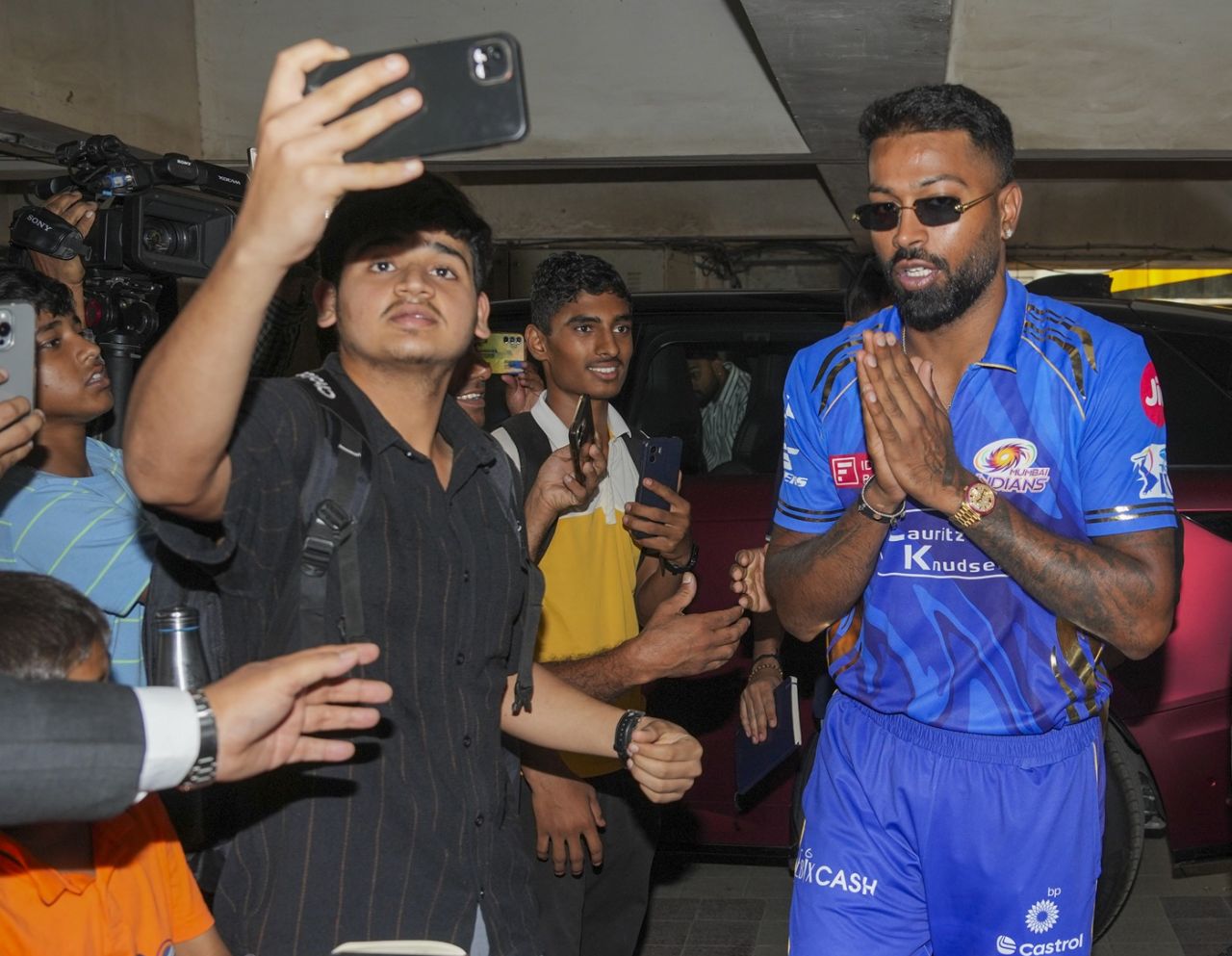 Hardik Pandya arrives for the captains' meet, Mumbai, March 20, 2025