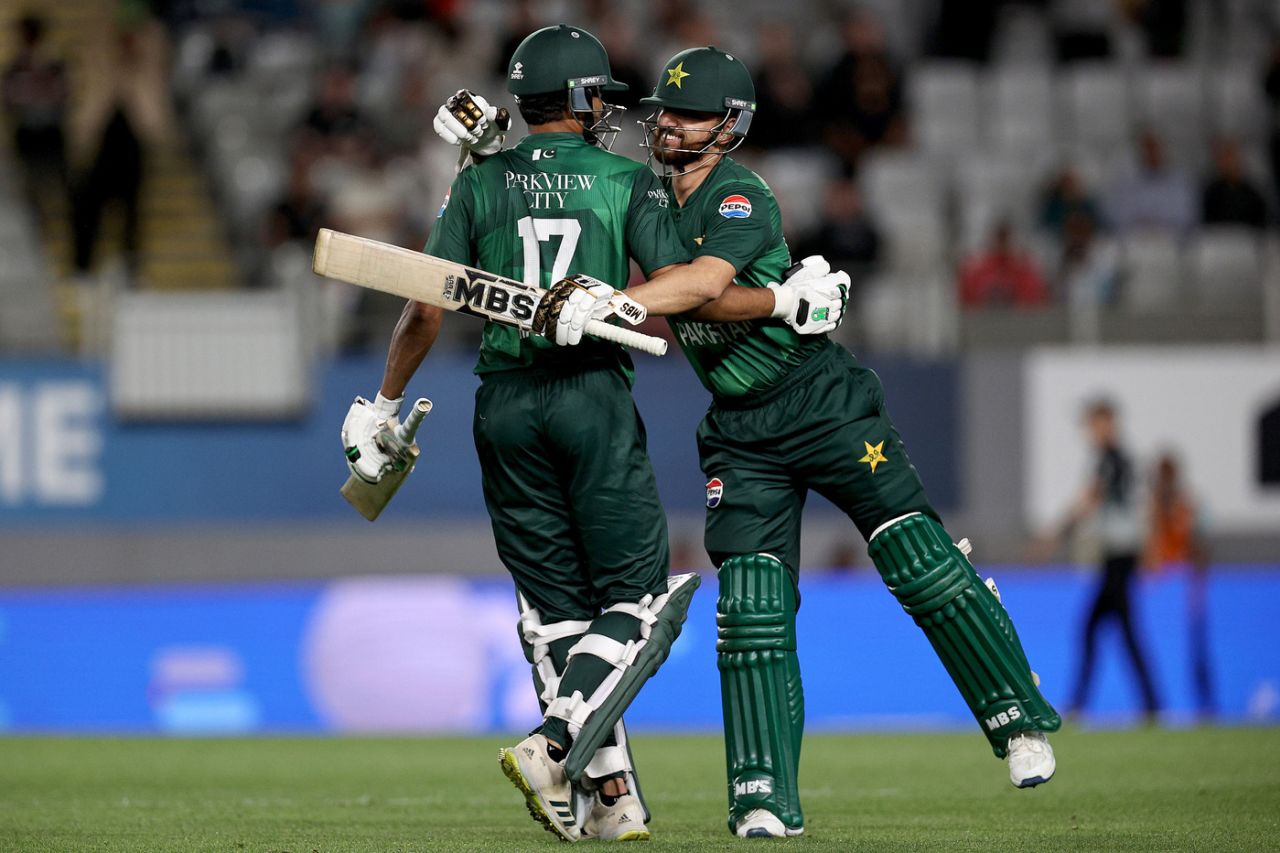 Hasan Nawaz felicitó a Salman Aga después de su siglo, Nueva Zelanda vs. Pakistán, 3 ° T20I, Auckland, 21 de marzo de 2025