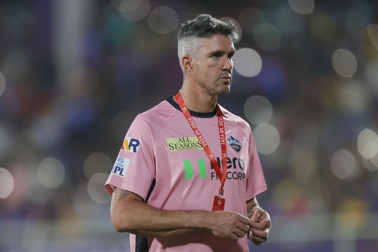 Kevin Pietersen, Delhi Capitals' mentor, looks on, Delhi Capitals vs Lucknow Super Giants, IPL 2025, Visakhapatnam, March 24, 2025