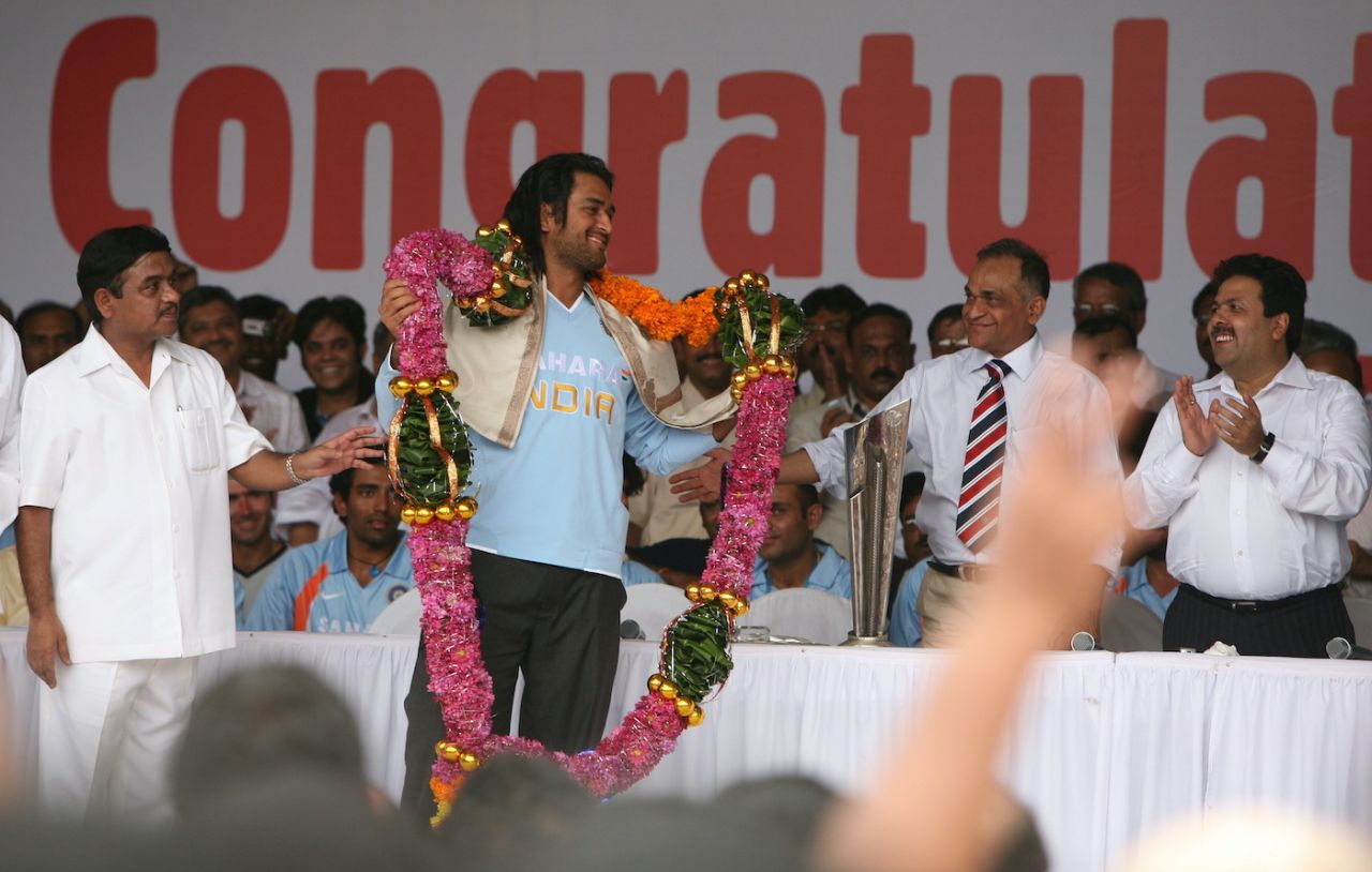 MS Dhoni gets a hero's welcome after captaining India to the T20 World Cup title, Mumbai, September 26, 2007