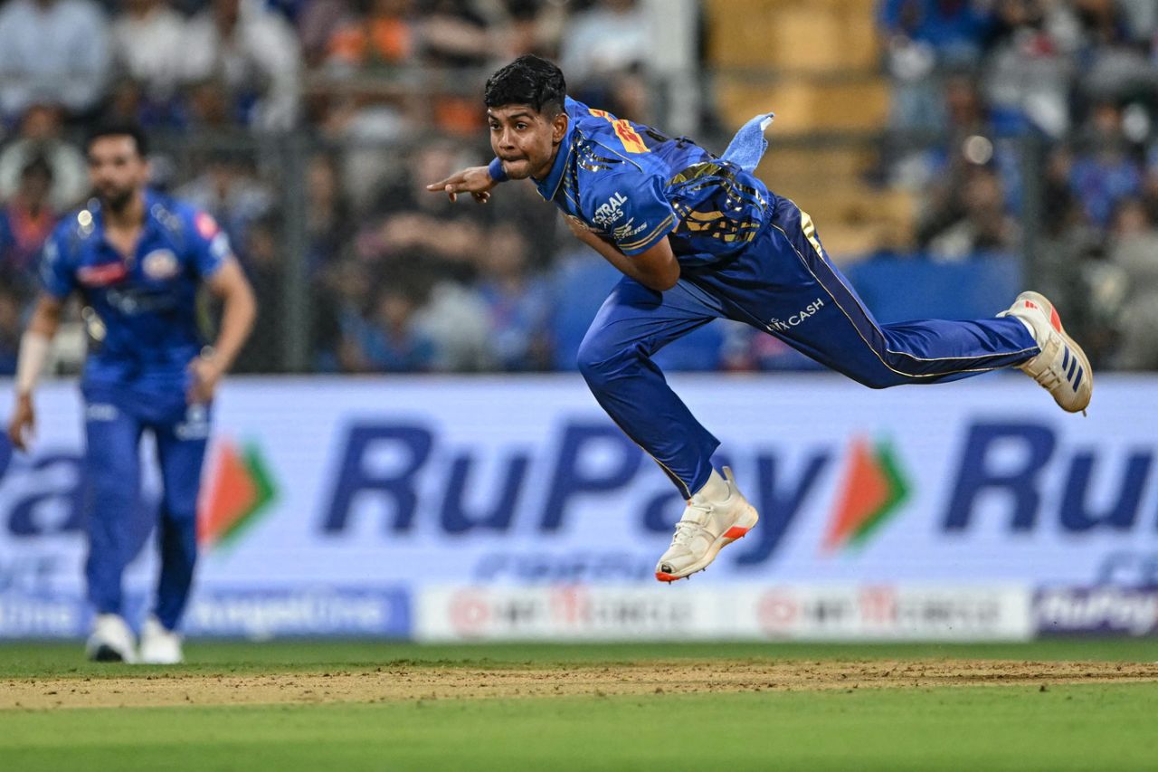 जारी आईपीएलमा मुम्बईको पहिलो जित, डेब्यु खेलमै अश्विनीले लिए चार विकेट