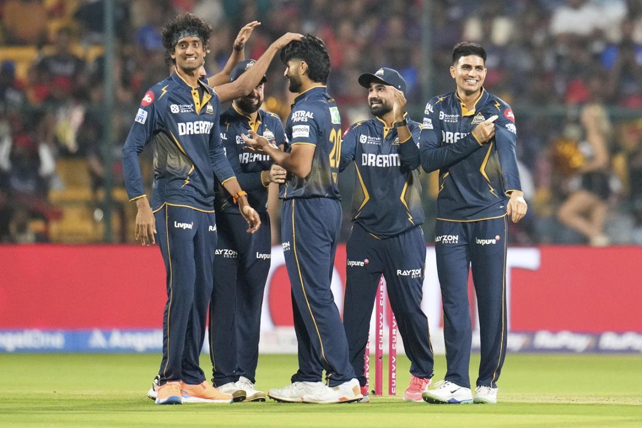 Arshad Khan is mobbed by his team-mates after getting Virat Kohli, Royal Challengers Bengaluru vs Gujarat Titans, IPL 2025, Bengaluru, April 2, 2025