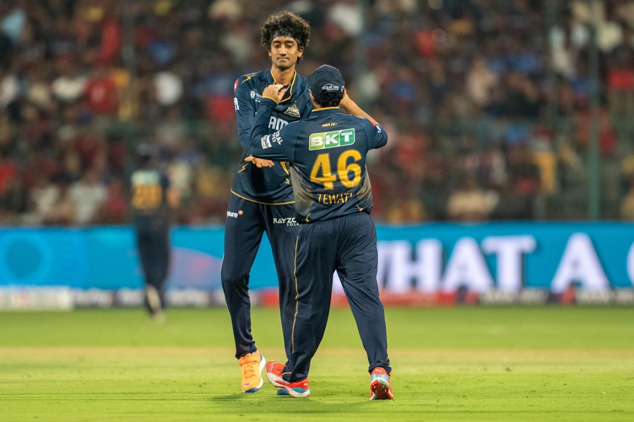 R Sai Kishore celebrates a wicket with Rahul Tewatia, Royal Challengers Bengaluru vs Gujarat Titans, IPL 2025, Bengaluru, April 2, 2025