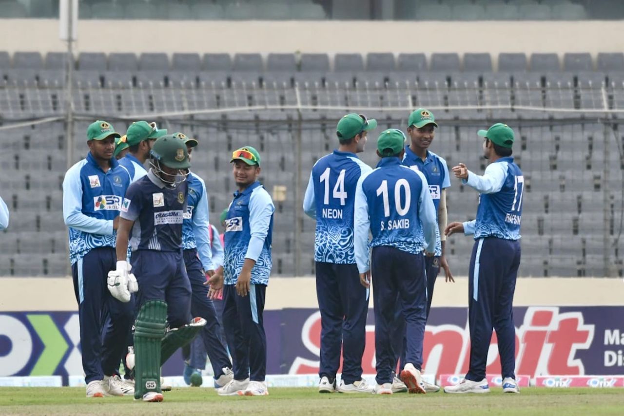 Minhajul Abedin was stumped by Alif Hasan, Gulshan Cricket Club vs Shinepukur Cricket Club, Dhaka Premier Division Cricket League, Mirpur, April 09, 2025
