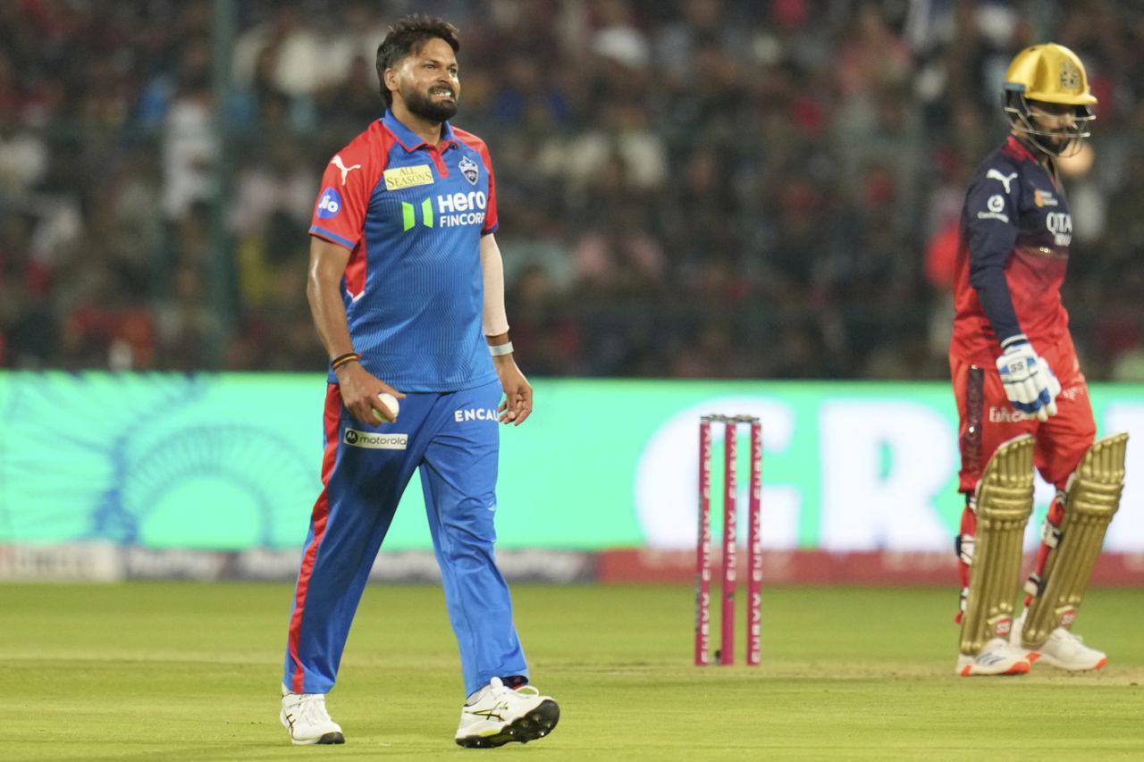 Mukesh Kumar closed out the powerplay with a wicket maiden, Royal Challengers Bengaluru vs Delhi Capitals, IPL, Bengaluru, April 10, 2025