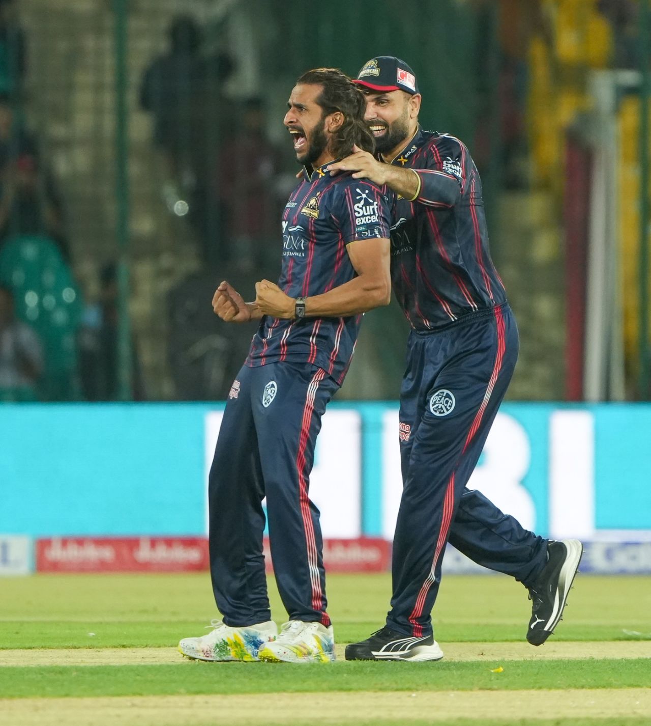 Hasan Ali celebrates a wicket with Mohammad Nabi, Karachi Kings vs Quetta Gladiators, PSL 2025, Karachi, April 18, 2025