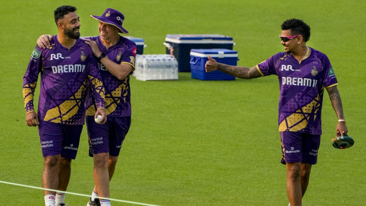 Varun Chakravarthy has a chat with Carl Crowe and Sunil Narine, Kolkata Knight Riders vs Gujarat Titans, IPL 2025, April 20, 2025