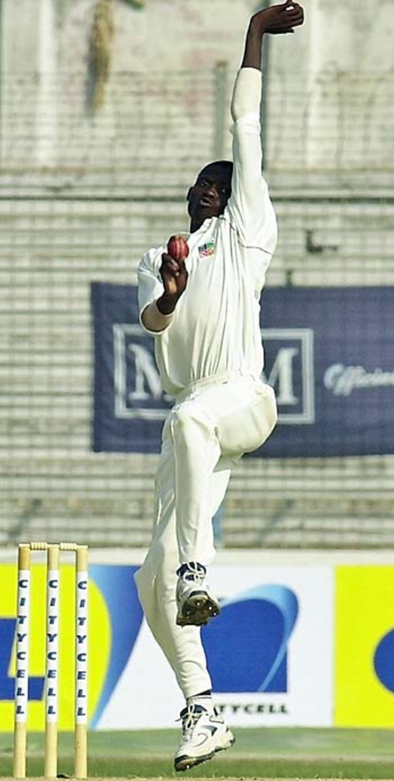 Chris Mpofu about to let rip, Bangladesh v Zimbabwe, 1st Test, Chittagong, 1st day, January 6, 2005