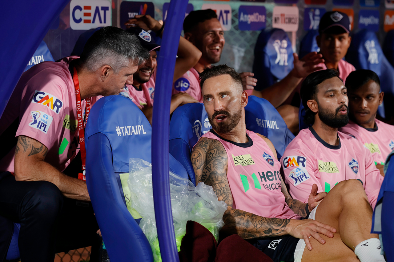 Delhi Capitals mentor Kevin Pietersen talks to vice-captain Faf du Plessis sits in the dugout, Delhi Capitals vs Lucknow Super Giants, IPL 2025, Visakhapatnam, March 24, 2025