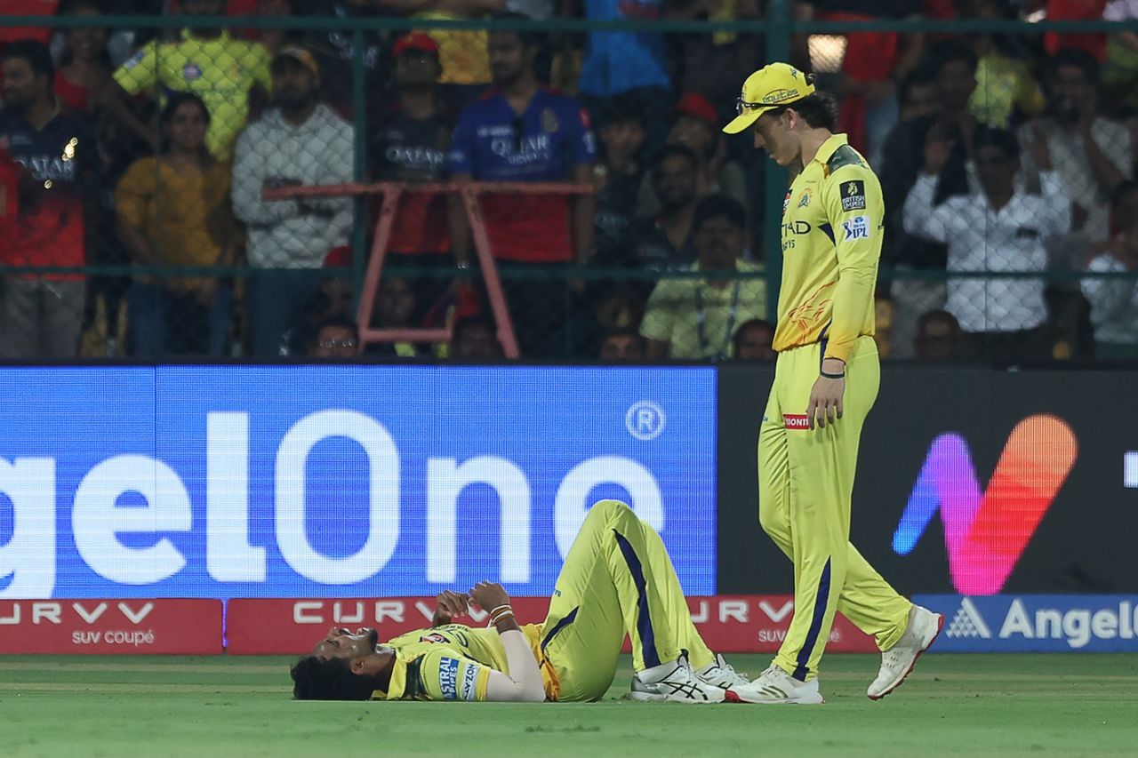 Matheesha Pathirana was down after a collision in the field, Royal Challengers Bengaluru vs Chennai Super Kings, IPL 2025, Bengaluru, May 3, 2025