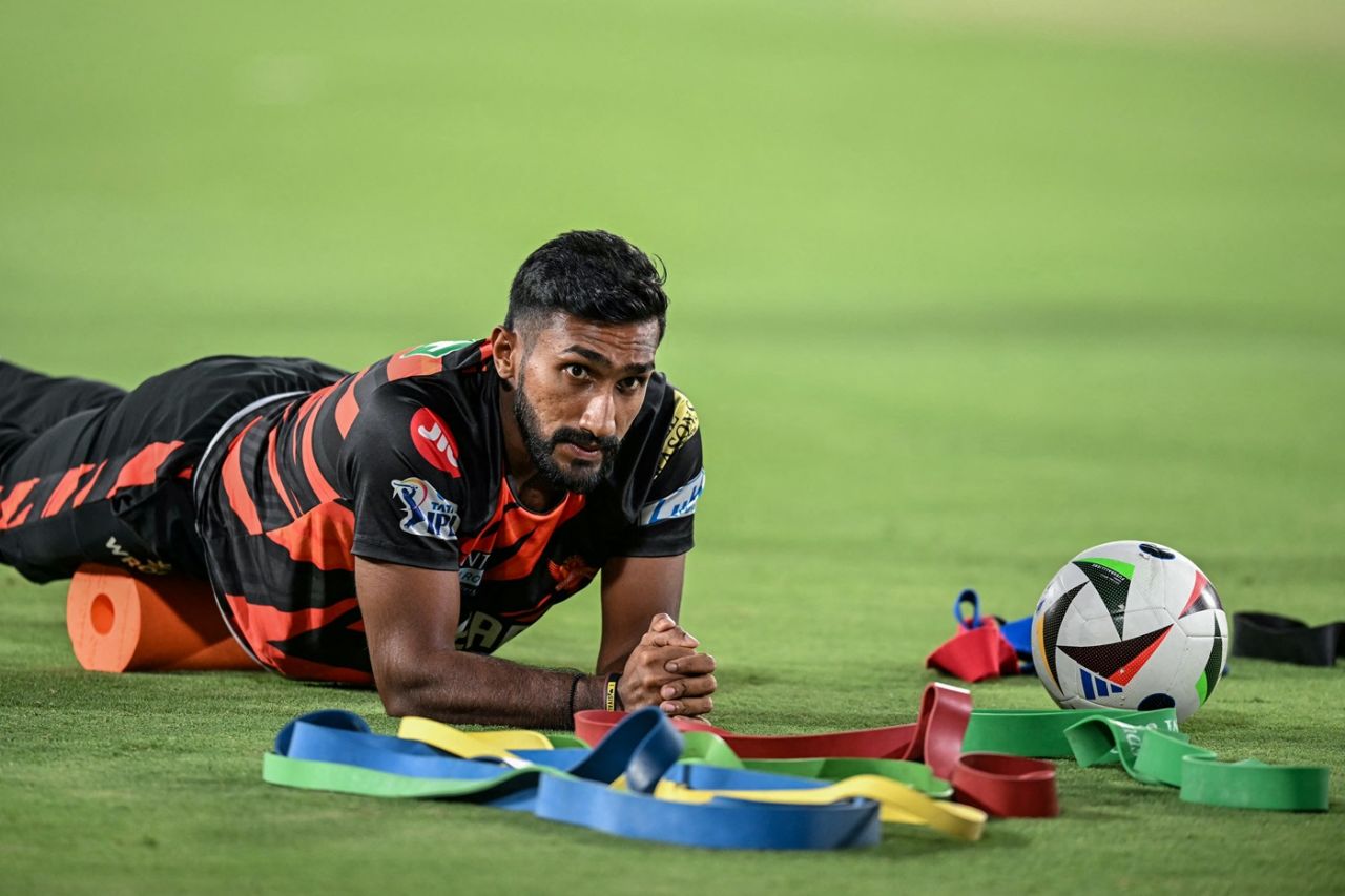 Eshan Malinga warms up, Sunrisers Hyderabad vs Delhi Capitals, IPL 2025, Hyderabad, May 5, 2025