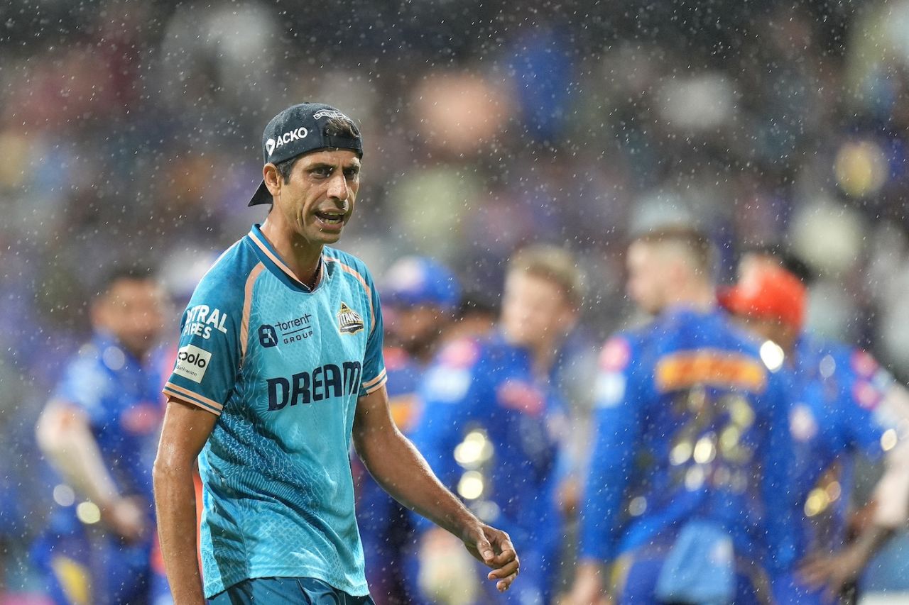 Ashish Nehra doesn't seem to mind the rain, Mumbai Indians vs Gujarat Titans, IPL 2025, Mumbai, May 6, 2025