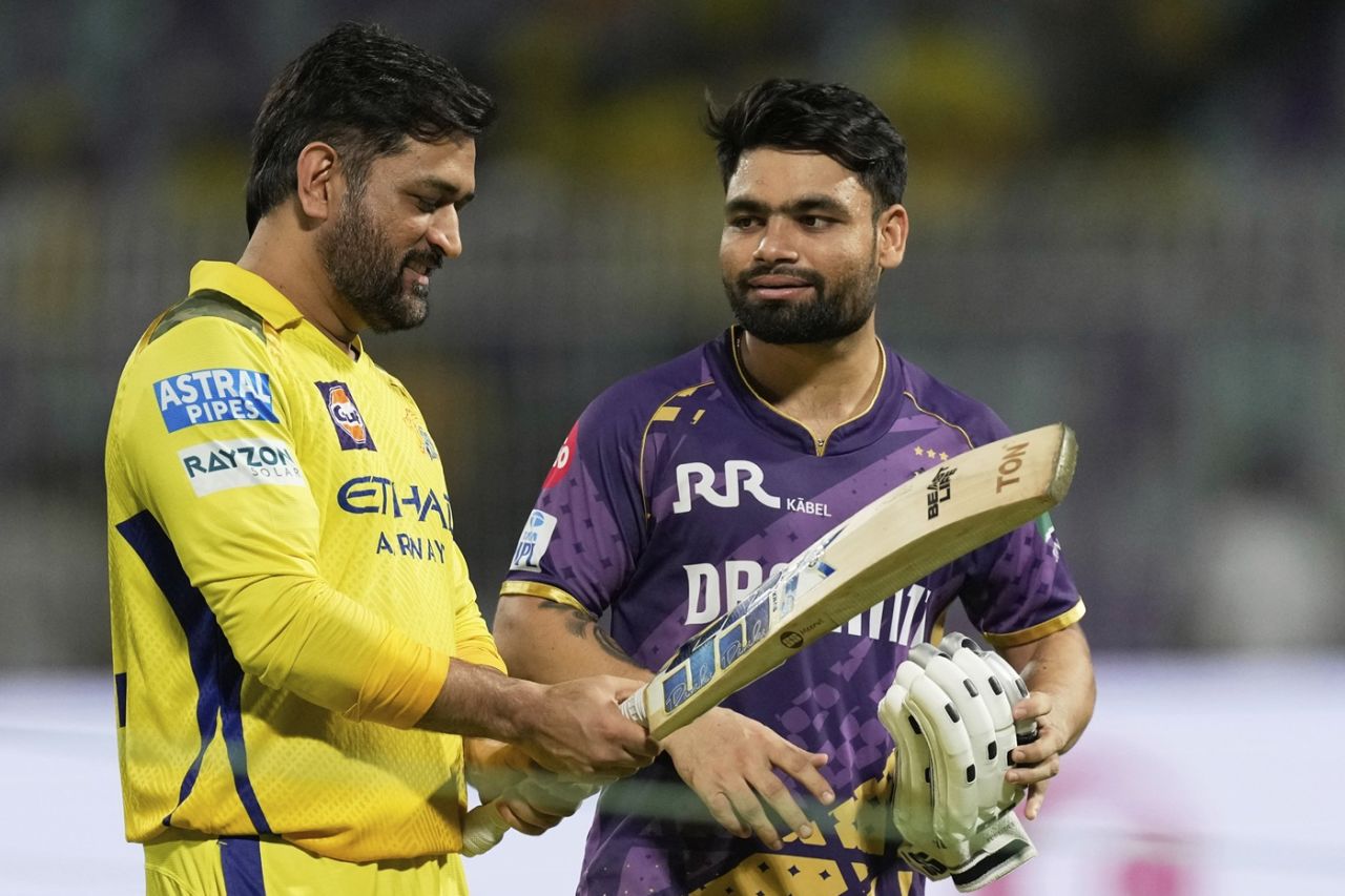 MS Dhoni and Rinku Singh do some bat-talk before the game, Kolkata Knight Riders vs Chennai Super Kings, IPL, Kolkata, May 7, 2025