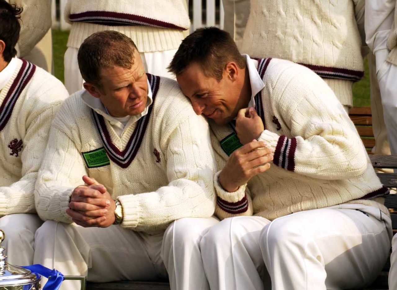Marcus Trescothick cuddles up to Michael Burns at the Somerset photocall, Taunton County Ground, April 10, 2002