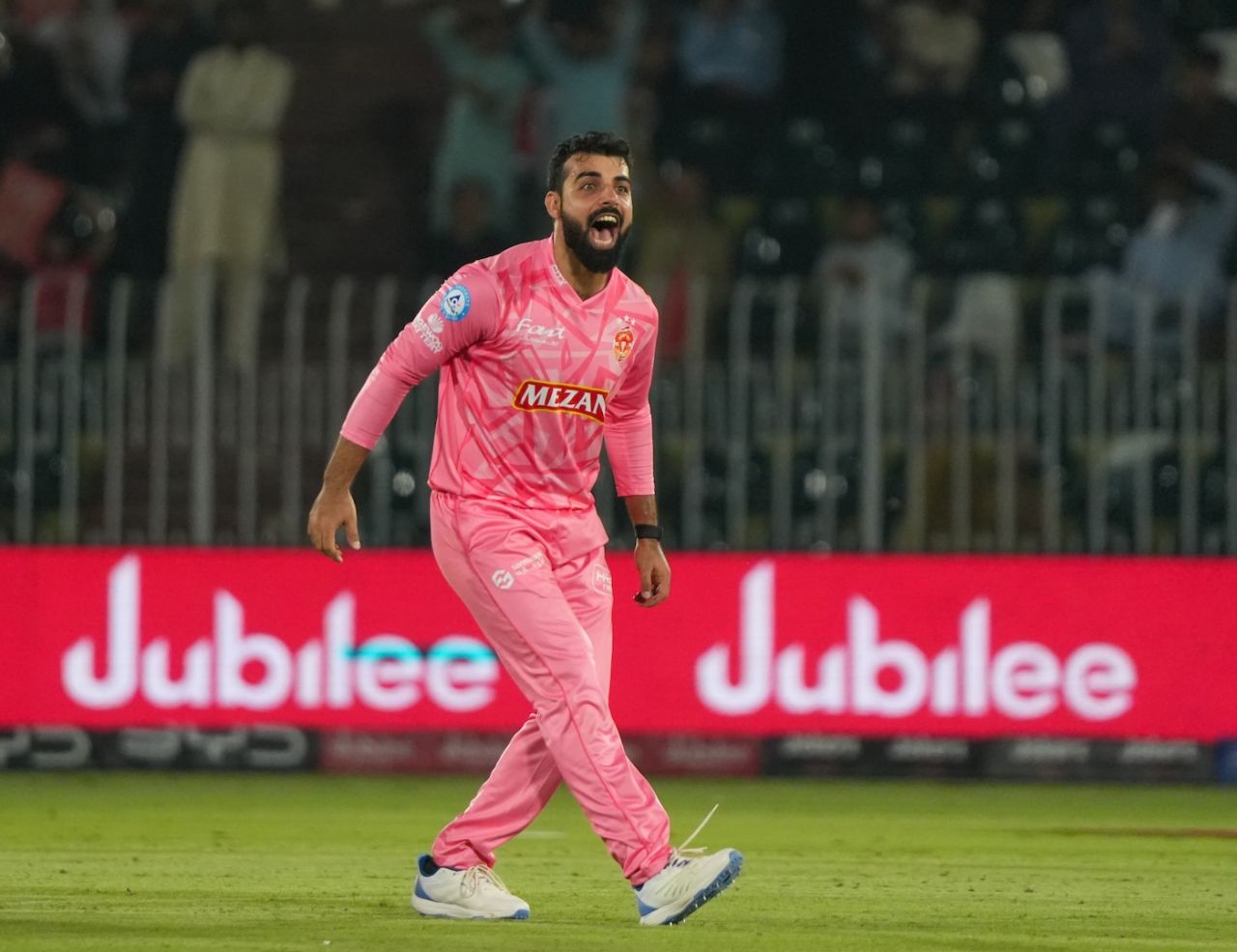 Shadab Khan landed some big blows in the chase, Islamabad United vs Karachi Kings, PSL 2025, Rawalpindi, May 19, 2025